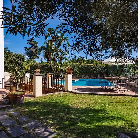 Del Leone Con Piscina By Wonderful Italy *