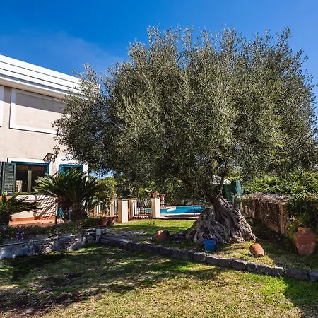 Del Leone Con Piscina By Wonderful Italy