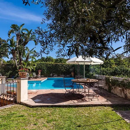 Del Leone Con Piscina By Wonderful Italy