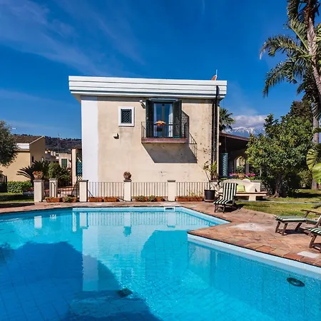Del Leone Con Piscina By Wonderful Italy